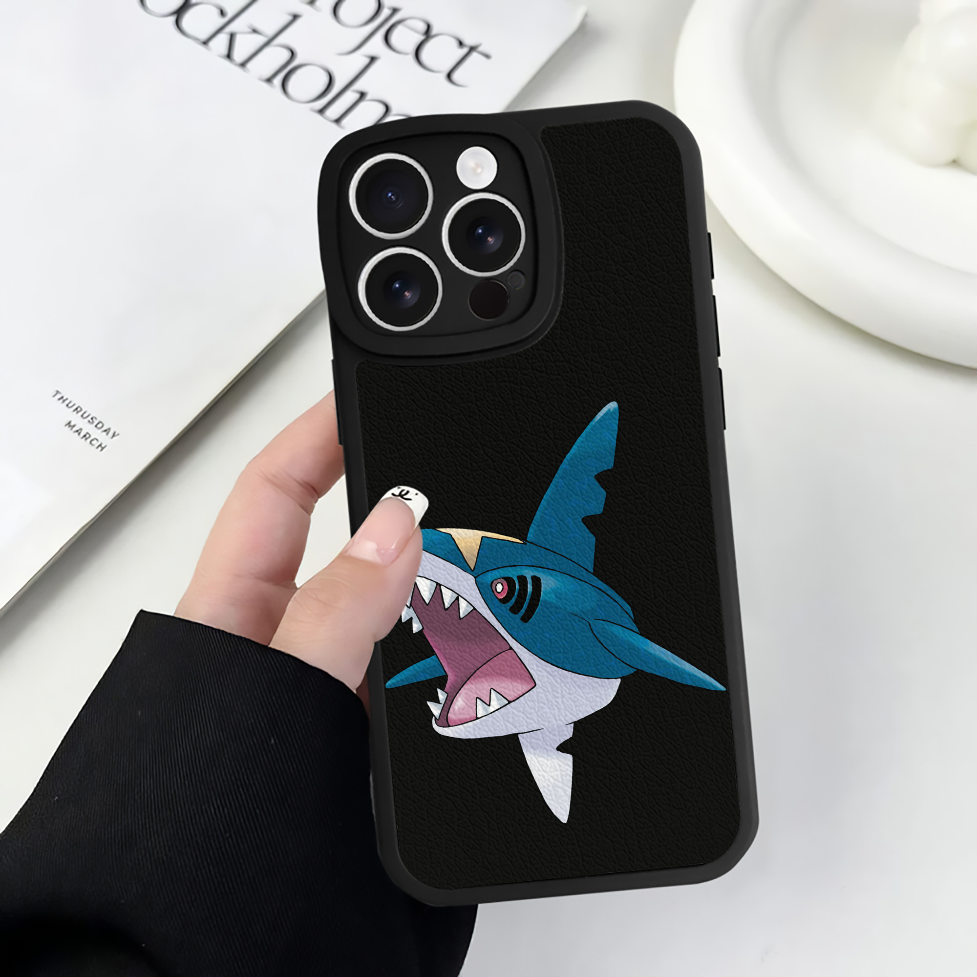 （画像用） ポケットモンスター Pokémon 【iPhone 16シリーズ対応】シリコンスマホケース（レザー調） 材質：シリコン